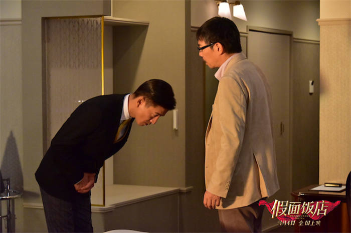 木村拓哉饰演的刑警假扮服务生.jpg