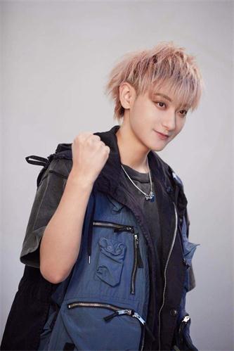 黄子韬个人照3.jpg