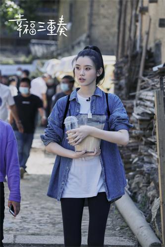 奚梦瑶摆摊自制奶茶.jpg
