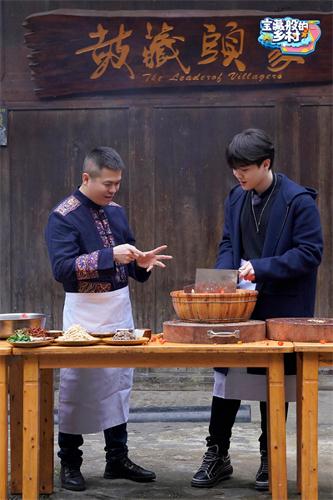 尤长靖欢乐体验苗族习俗.jpg