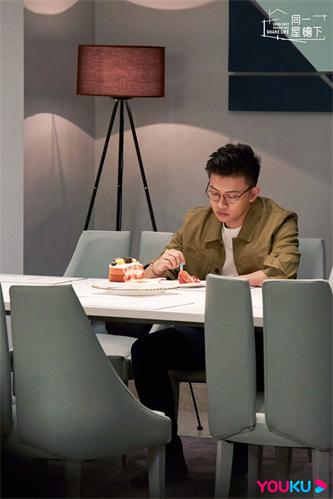 李行单人.jpg