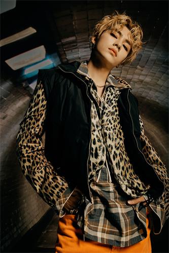 威神V《Kick Back》-Hitchhiker Ver-XIAOJUN.jpg