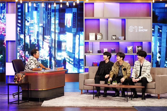 李秀满总制作人和NCT道英、MARK、KUN.jpg