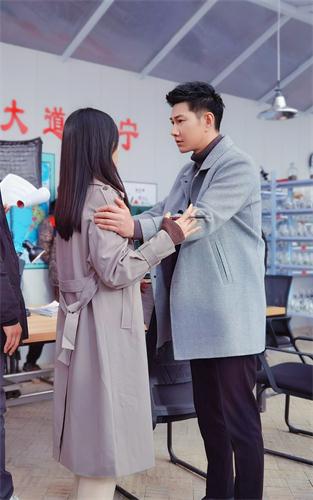 何明翰主演新剧《大农商》热拍 3.jpg